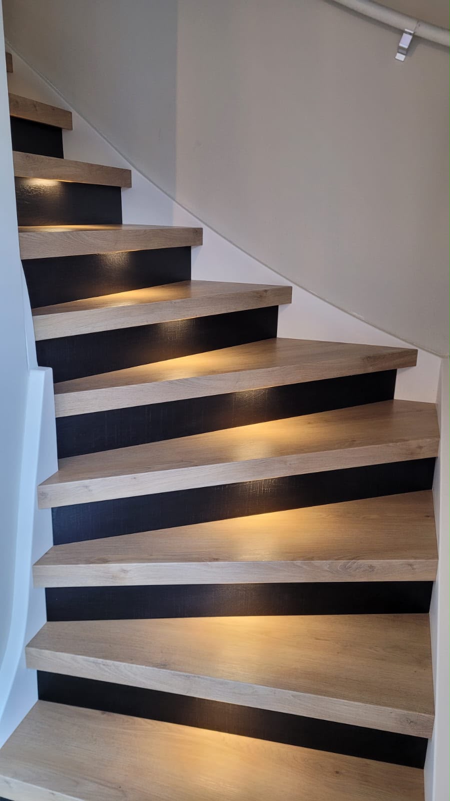 Escalier chêne clair, contremarches noires et LED