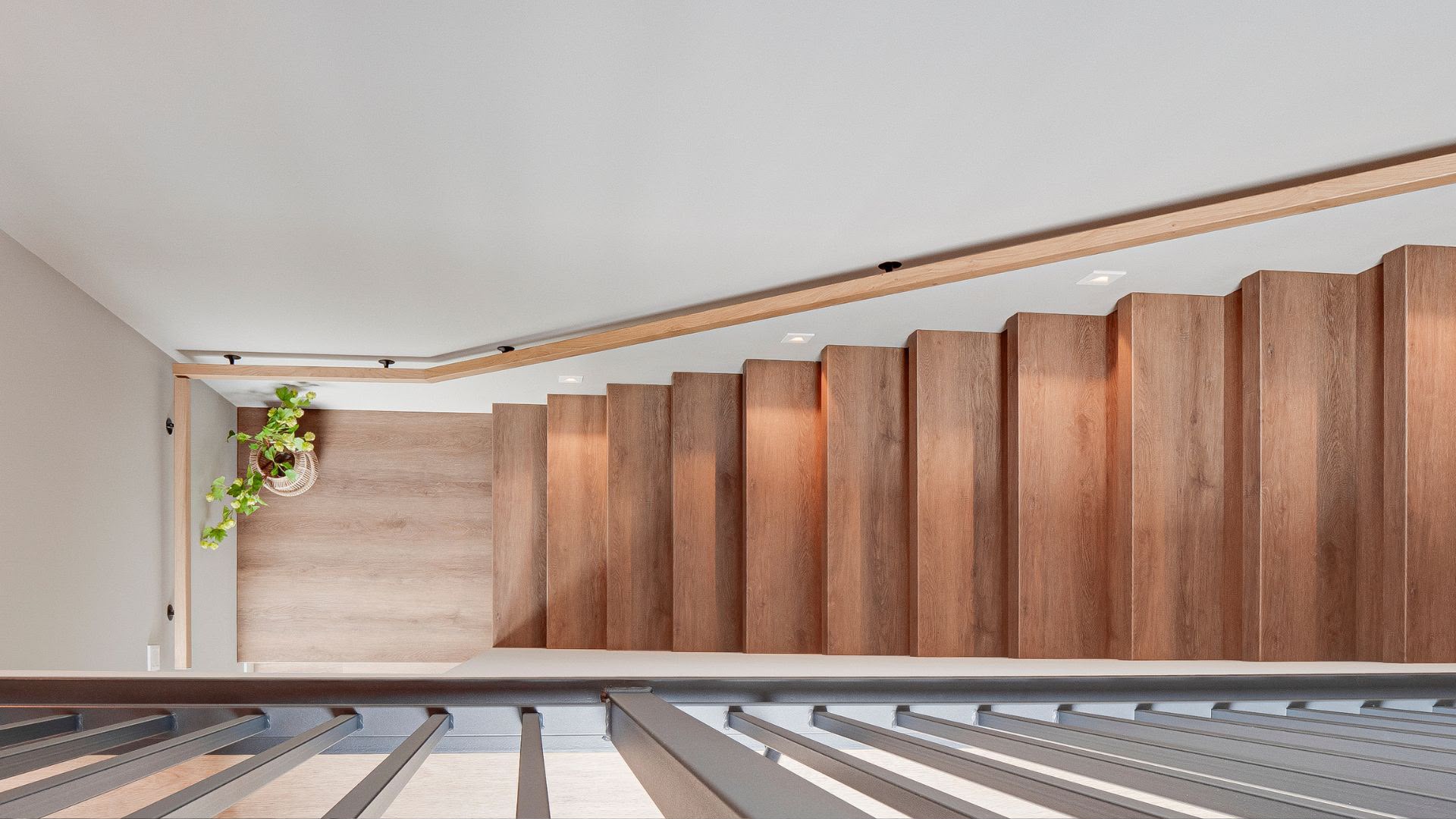 Vue haute d'un escalier chêne