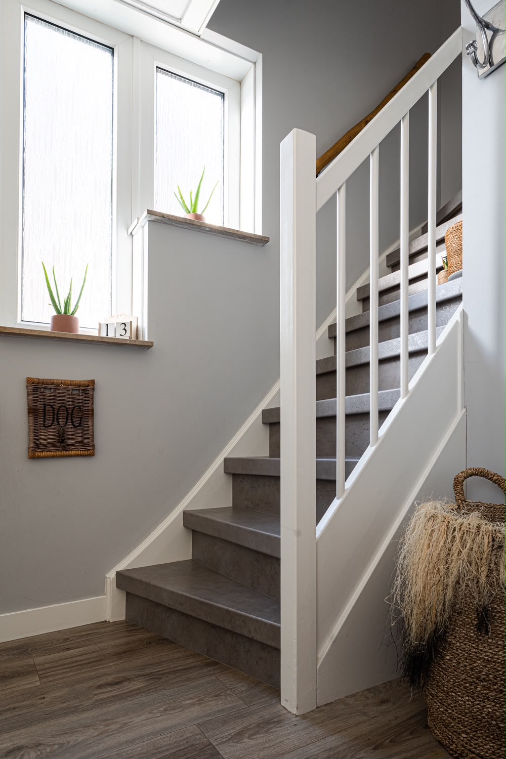Escalier gris minéral
